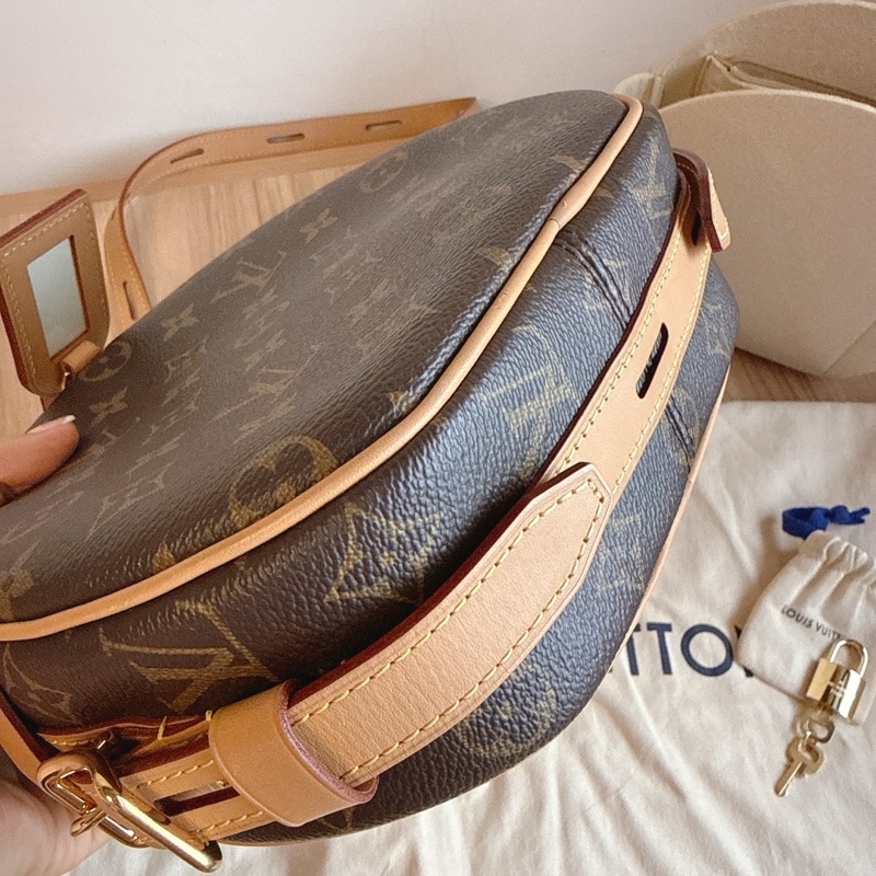 LV大圓餅包 斜肩軟圓餅包-10