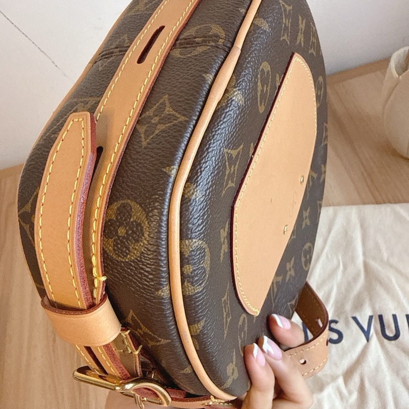 LV大圓餅包 斜肩軟圓餅包-11