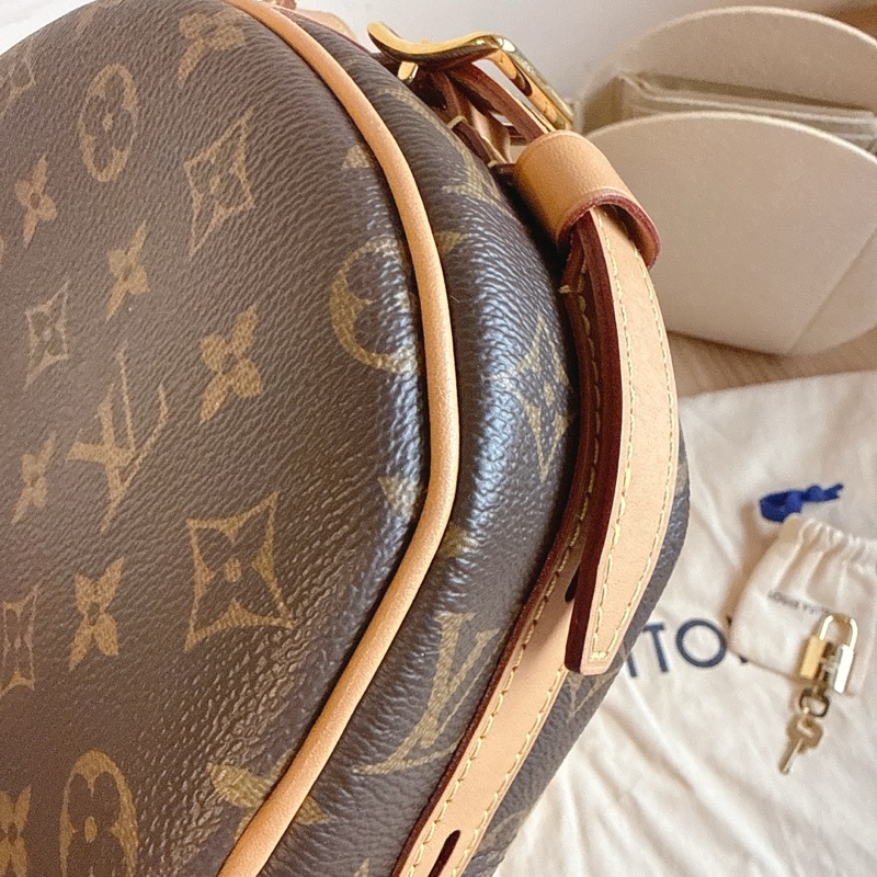 LV大圓餅包 斜肩軟圓餅包-12