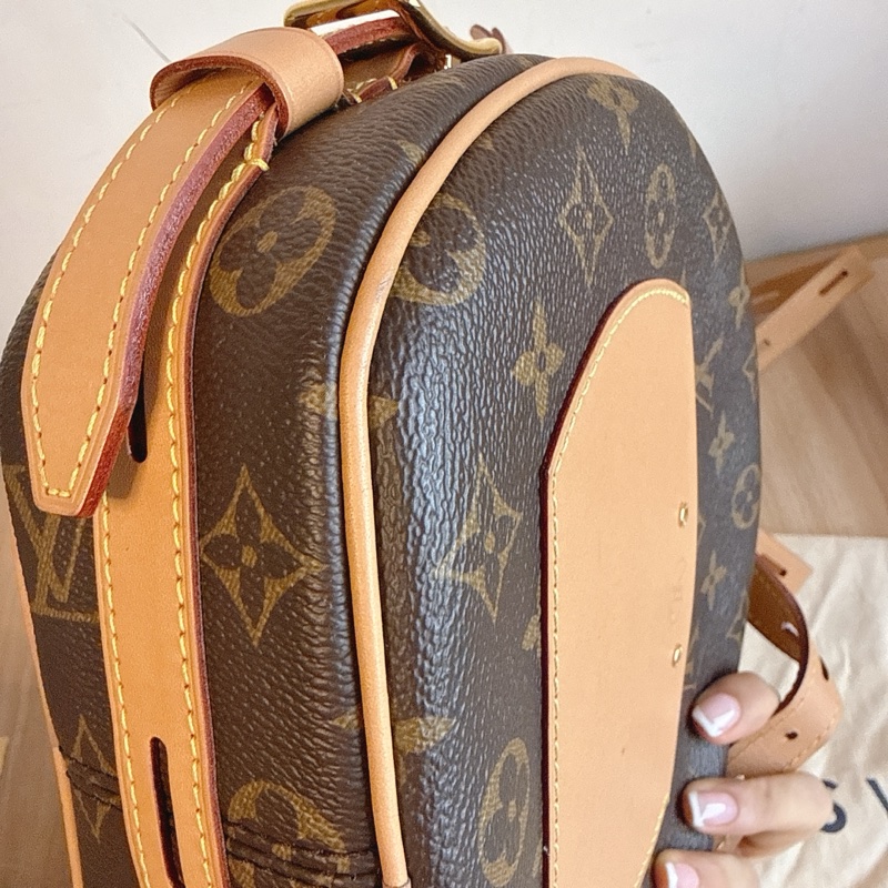 LV大圓餅包 斜肩軟圓餅包-13