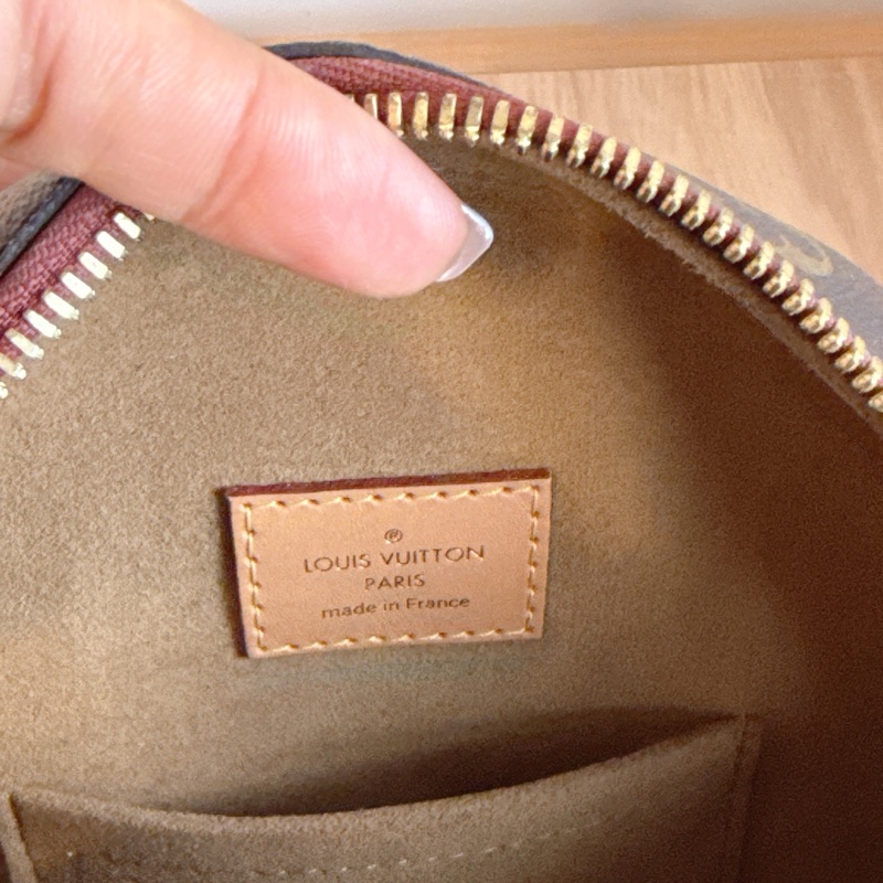 LV大圓餅包 斜肩軟圓餅包-16