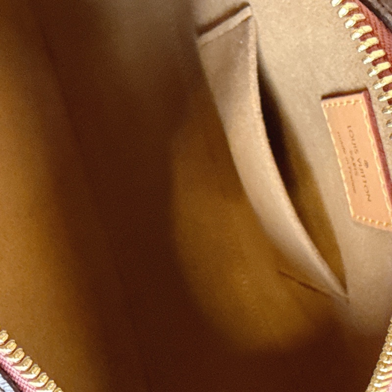 LV大圓餅包 斜肩軟圓餅包-17