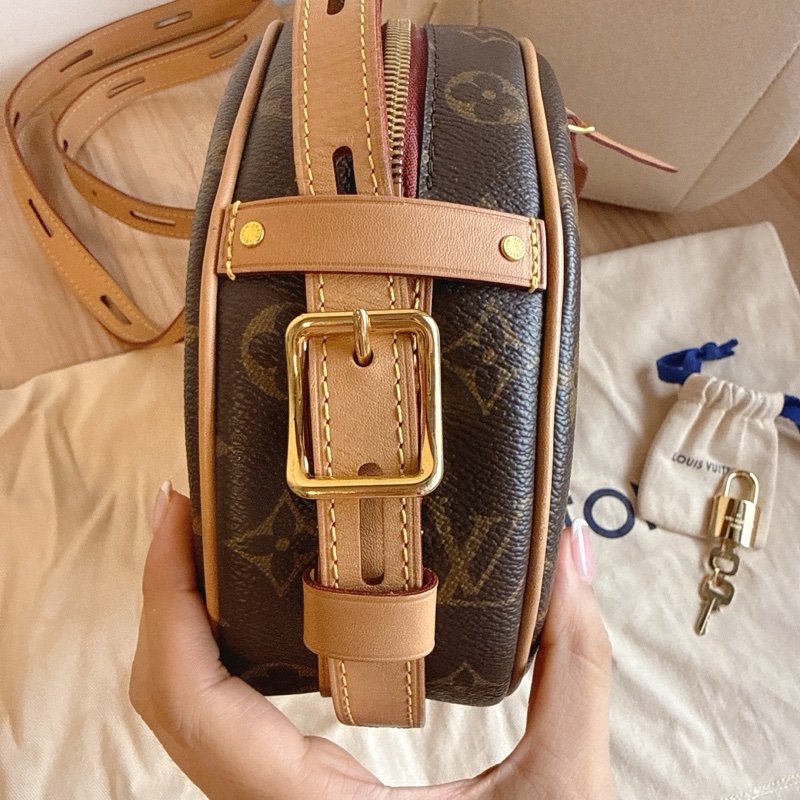 LV大圓餅包 斜肩軟圓餅包-19