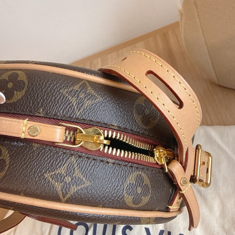 LV大圓餅包 斜肩軟圓餅包-20