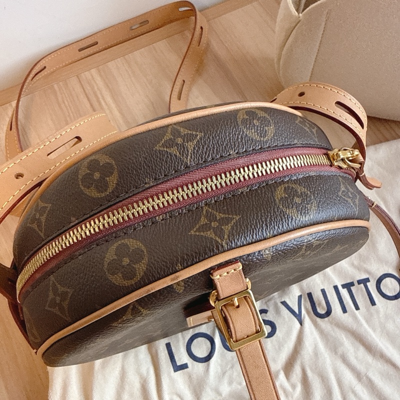 LV大圓餅包 斜肩軟圓餅包-21