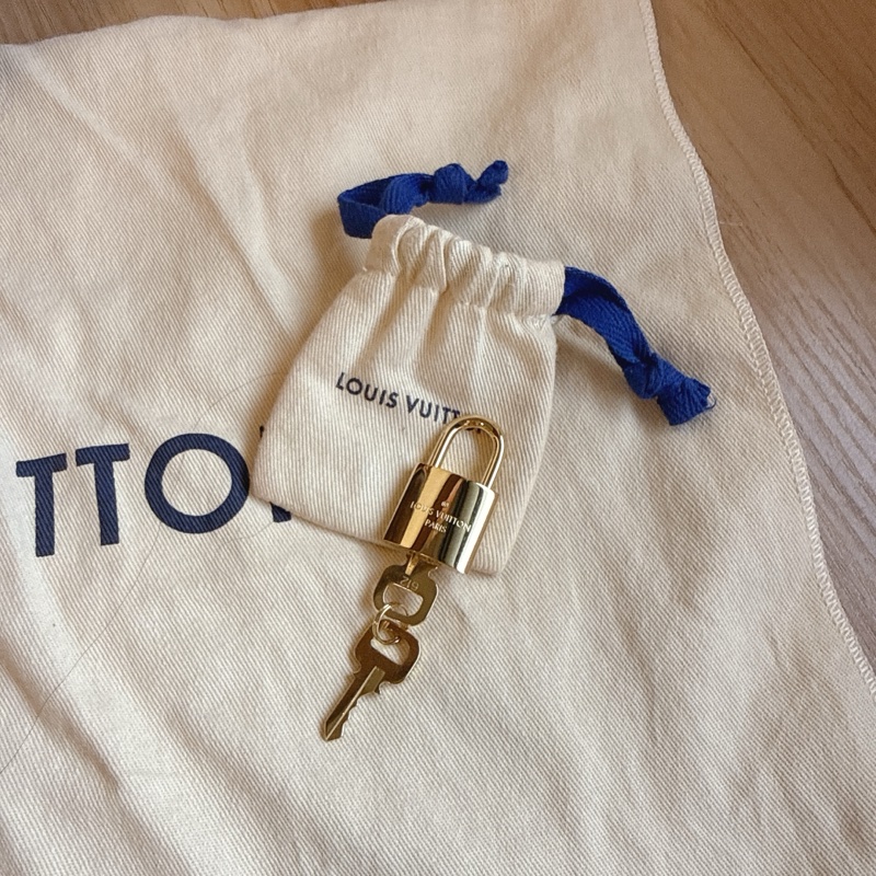 LV大圓餅包 斜肩軟圓餅包-23