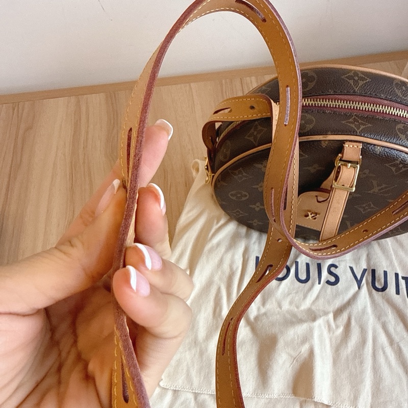 LV大圓餅包 斜肩軟圓餅包-24