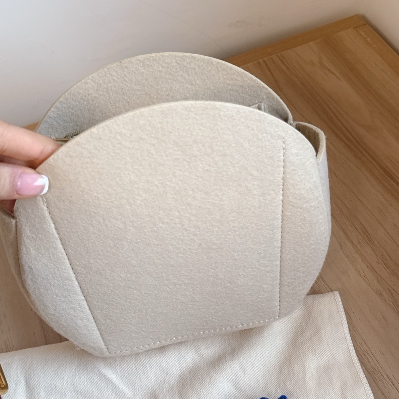 LV大圓餅包 斜肩軟圓餅包-26