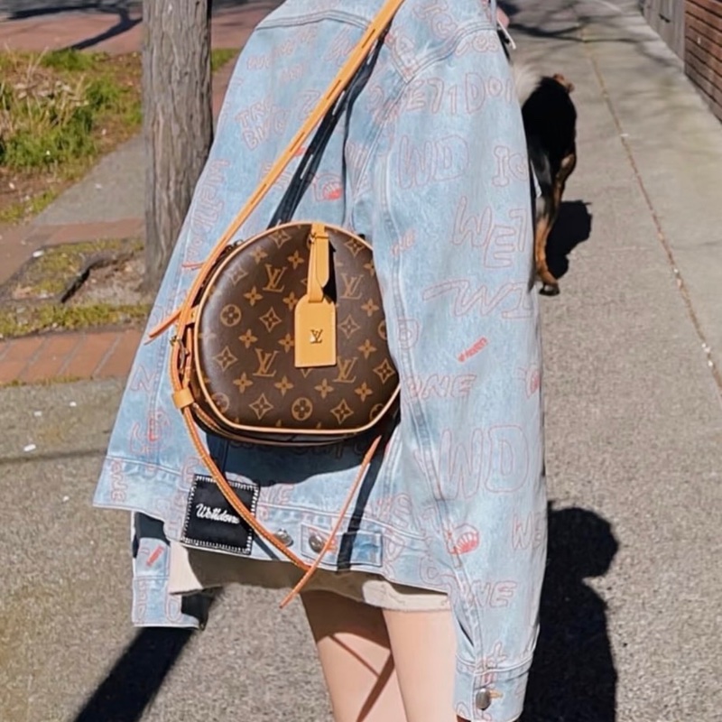 LV大圓餅包 斜肩軟圓餅包-27