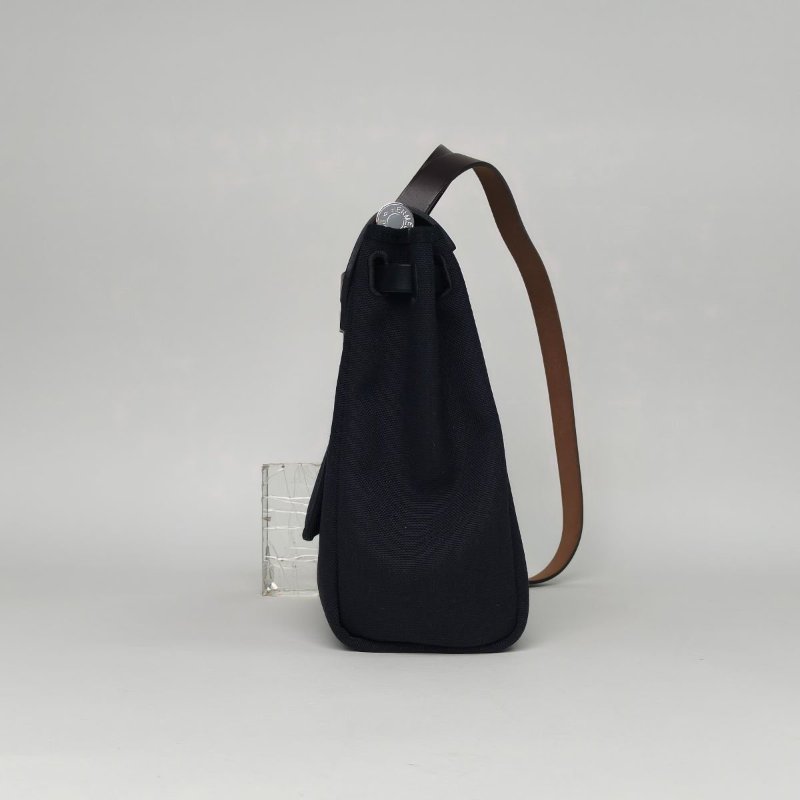 HERMES Herbag3189黑色帆布/Hunter牛皮Z刻銀扣肩背包-3