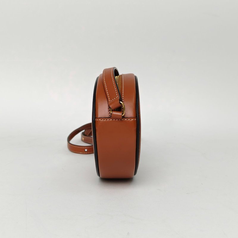 CELINE 凱旋門浮雕月餅包小號16肩帶款焦糖色牛皮金扣肩背包-3