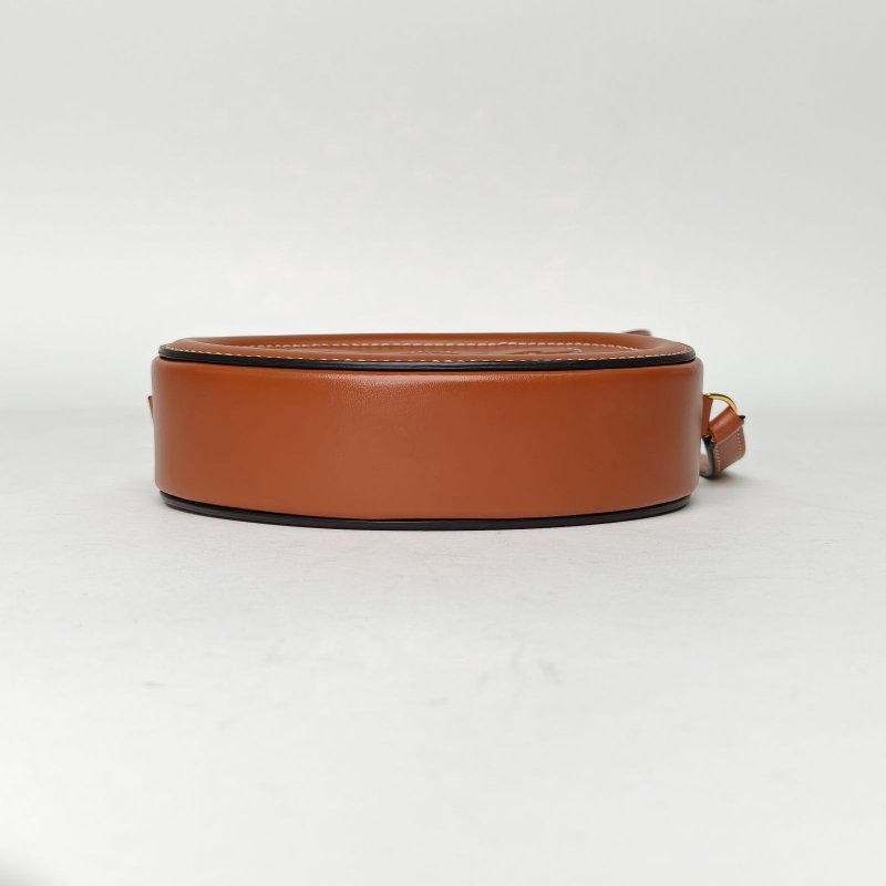 CELINE 凱旋門浮雕月餅包小號16肩帶款焦糖色牛皮金扣肩背包-4