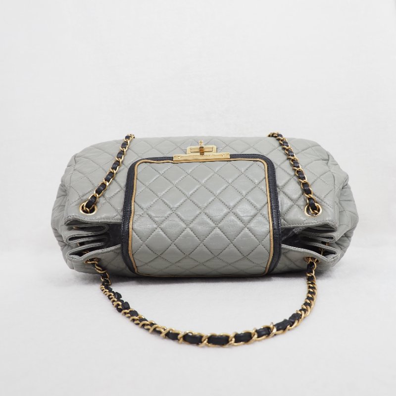 CHANEL 灰色鏈條餃子包-4