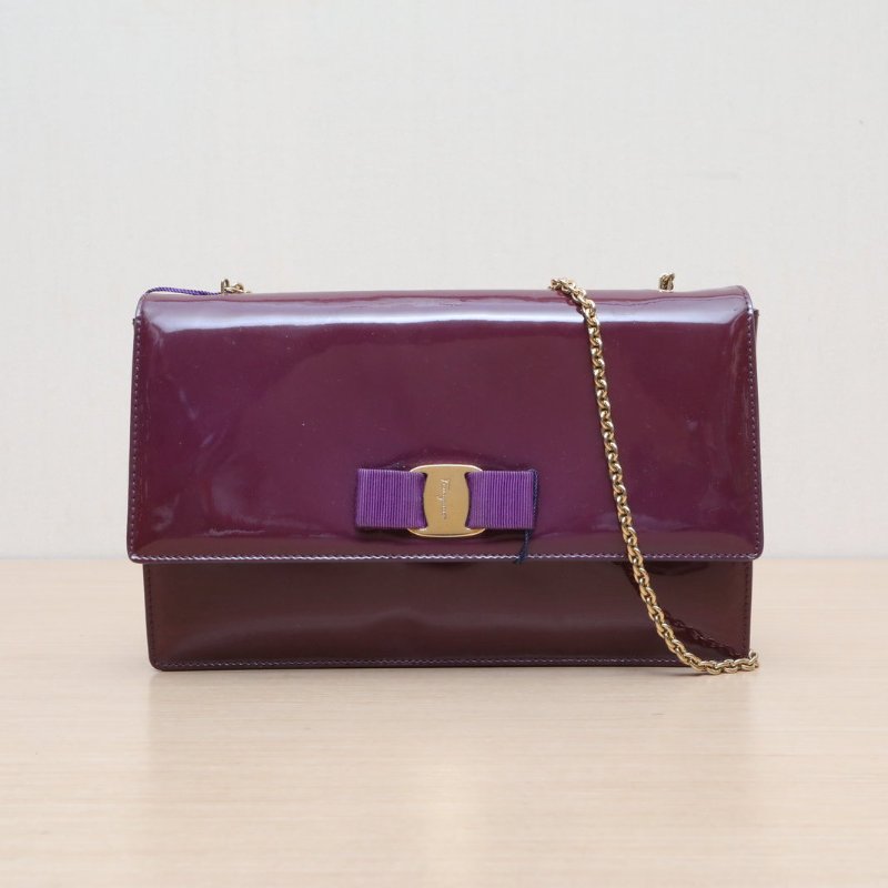 Salvatore Ferragamo 紫紅色漆皮蝴蝶結織帶斜挎包肩背包-0