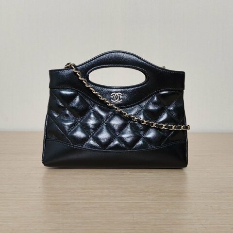 CHANEL 31BagNano橫版20.5黑色羊皮鐳射標金扣肩背包