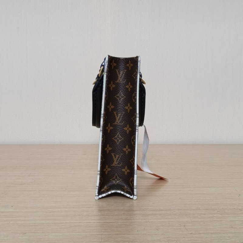 LOUIS VUITTON PETITSACPLAT琴譜包14白色PVC晶片小房子肩背包-1