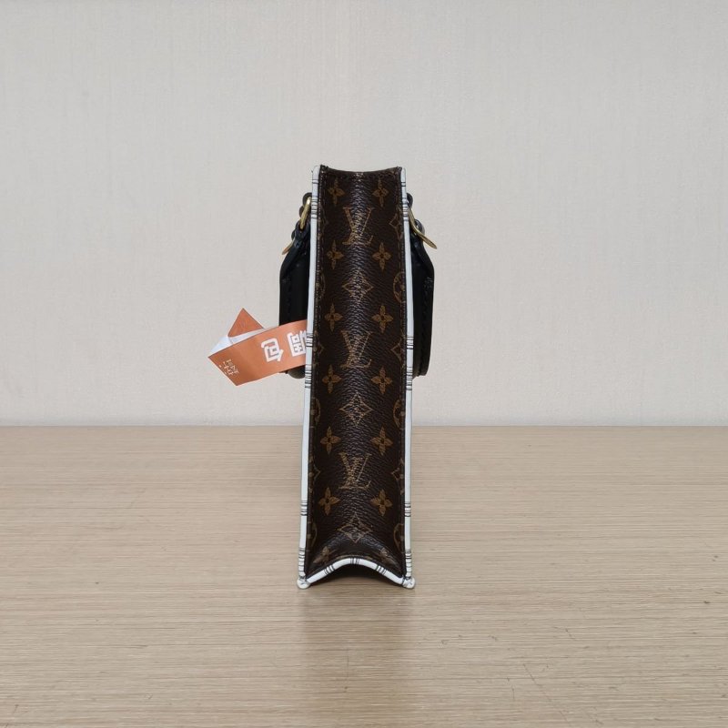 LOUIS VUITTON PETITSACPLAT琴譜包14白色PVC晶片小房子肩背包-3