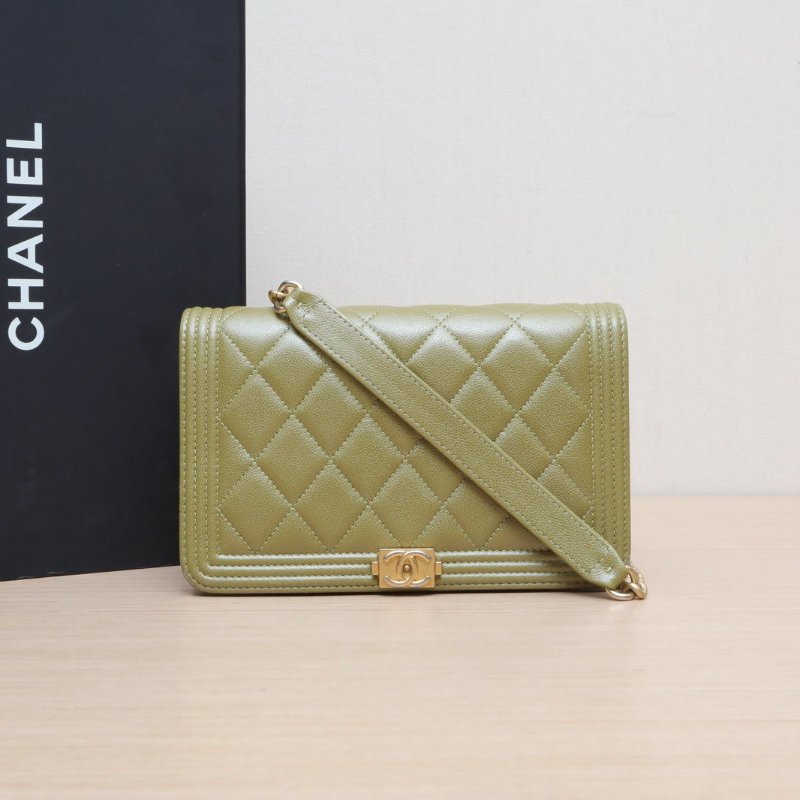 CHANEL LeboyWOC19綠色荔枝牛皮晶片開金扣肩背包-0