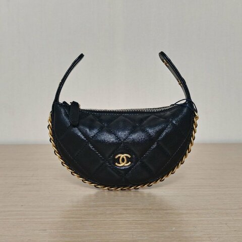 CHANEL 黑色羊皮鐳射標金扣呼啦圈月牙包超Mini13皮穿鏈滾邊肩背包