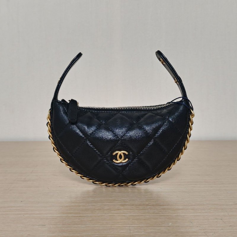 CHANEL 黑色羊皮鐳射標金扣呼啦圈月牙包超Mini13皮穿鏈滾邊肩背包-0