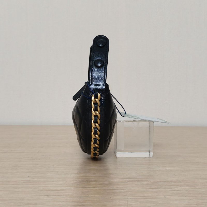 CHANEL 黑色羊皮鐳射標金扣呼啦圈月牙包超Mini13皮穿鏈滾邊肩背包-3