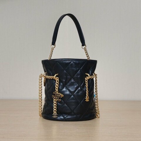 CHANEL 22P福袋水桶包19雙C鏈條黑色羊皮晶片開琺瑯扣菱格紋雙C琺瑯扣鏈條雙C鏈條肩背包