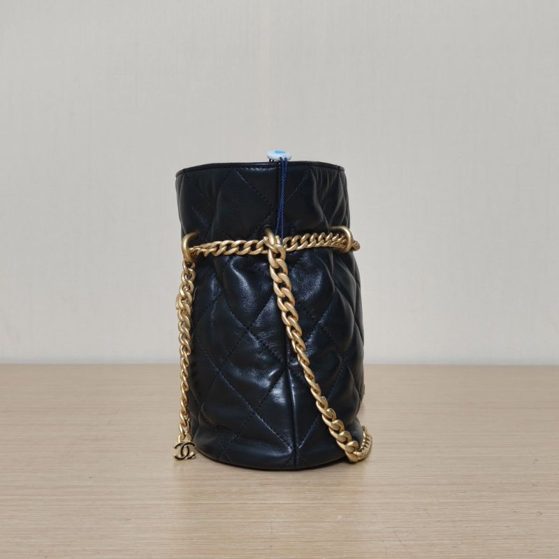 CHANEL 22P福袋水桶包19雙C鏈條黑色羊皮晶片開琺瑯扣菱格紋雙C琺瑯扣鏈條雙C鏈條肩背包-2