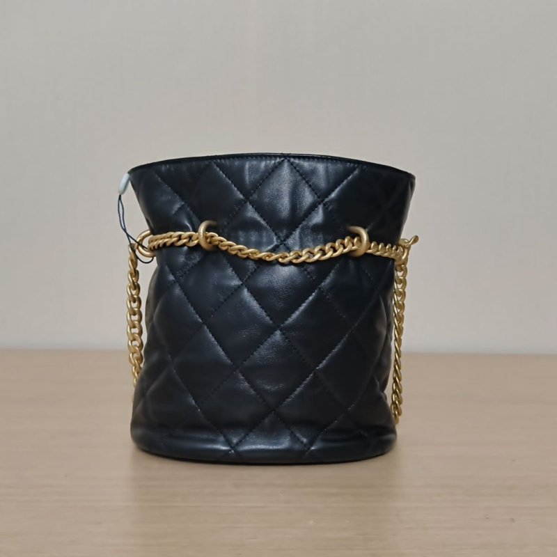 CHANEL 22P福袋水桶包19雙C鏈條黑色羊皮晶片開琺瑯扣菱格紋雙C琺瑯扣鏈條雙C鏈條肩背包-3