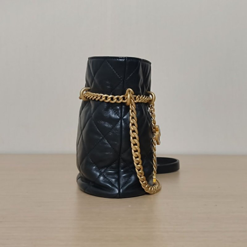 CHANEL 22P福袋水桶包19雙C鏈條黑色羊皮晶片開琺瑯扣菱格紋雙C琺瑯扣鏈條雙C鏈條肩背包-4