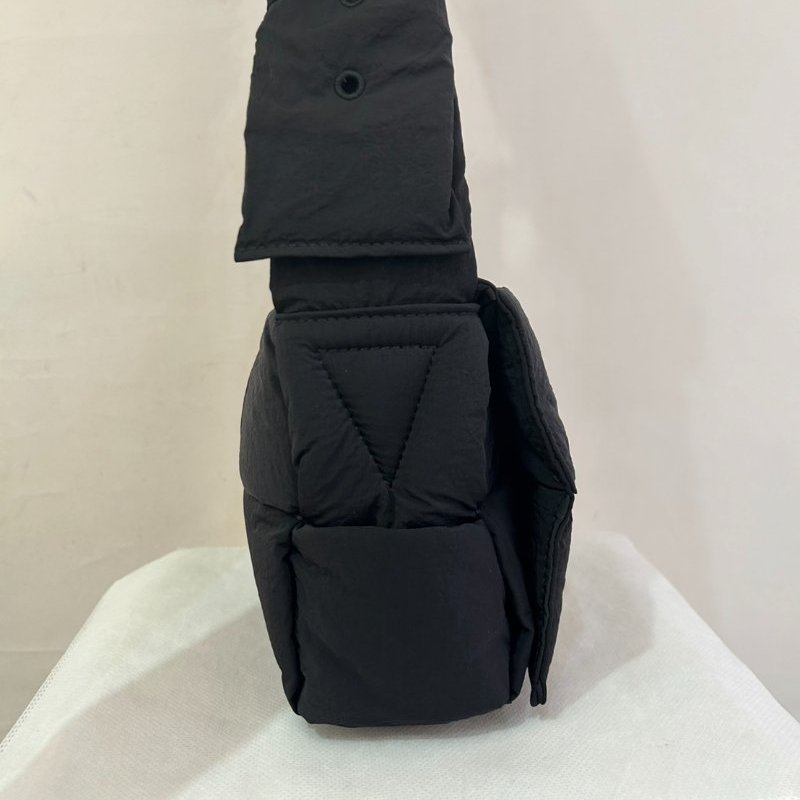 BV黑尼龍Cassette 肩背包3*2-2