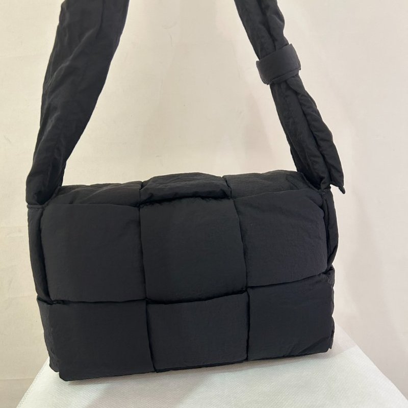 BV黑尼龍Cassette 肩背包3*2-3