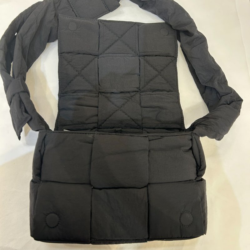 BV黑尼龍Cassette 肩背包3*2-8