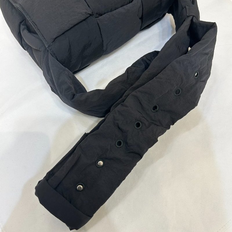 BV黑尼龍Cassette 肩背包3*2-9