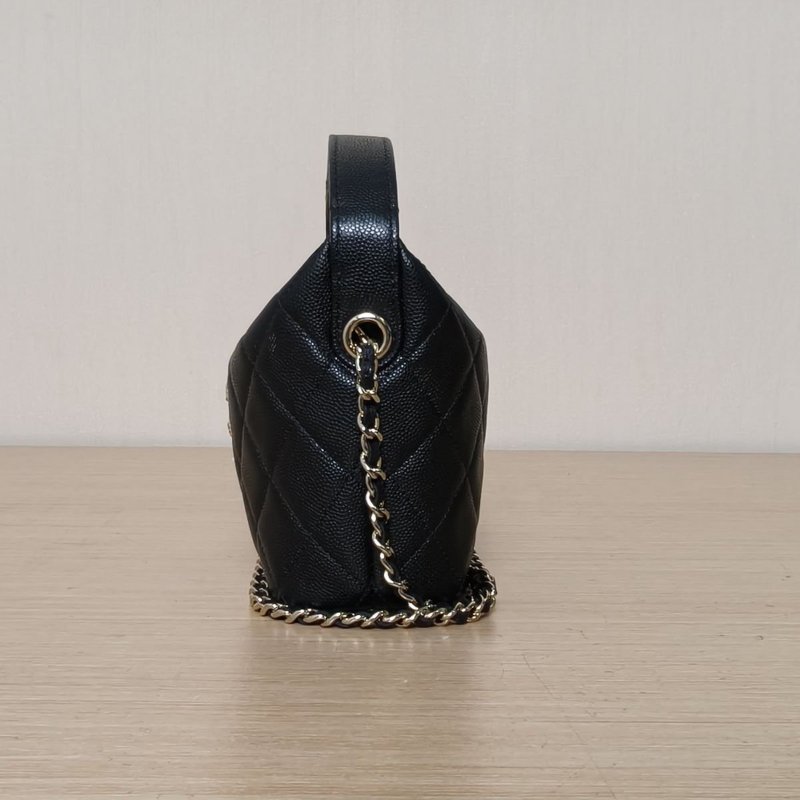 CHANEL 嬉皮HOBO飯盒包25A16.5黑色荔枝牛皮鐳射標淺金扣肩背包-1