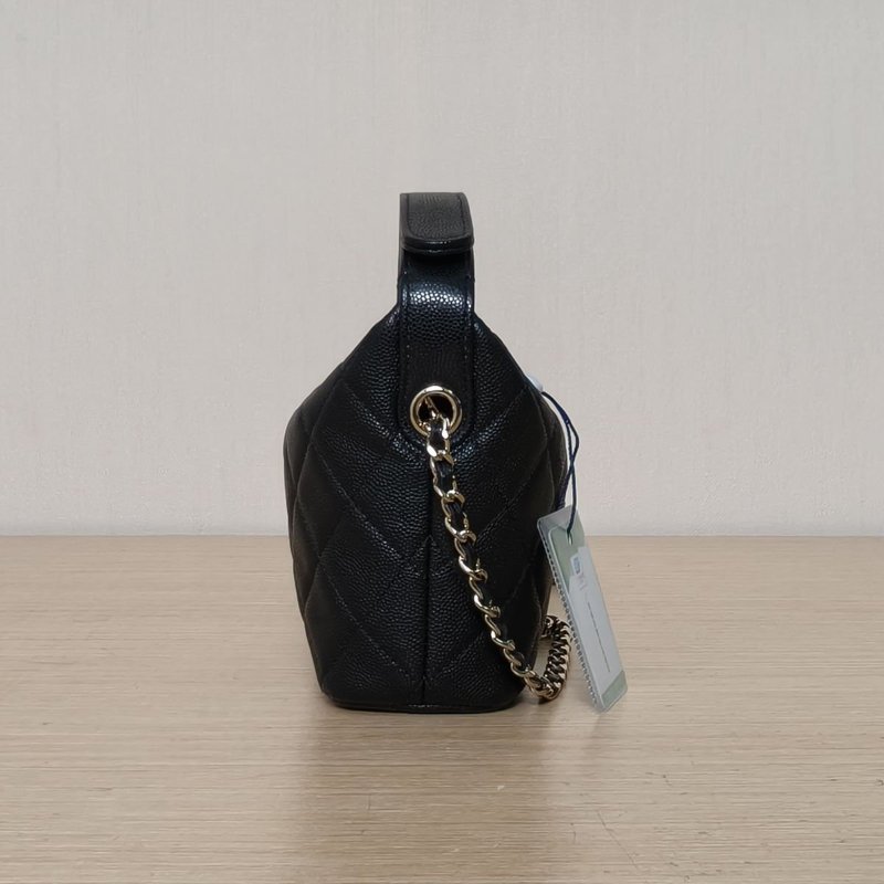 CHANEL 嬉皮HOBO飯盒包25A16.5黑色荔枝牛皮鐳射標淺金扣肩背包-3