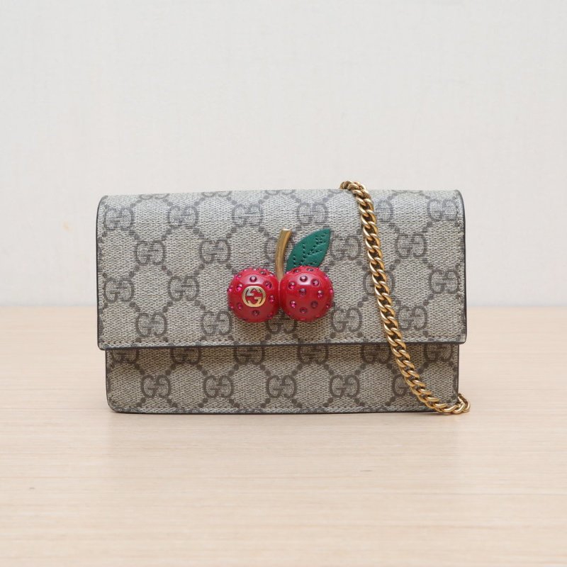 GUCCI GGSupreme櫻桃包Woc老花PVC金扣肩背包-1