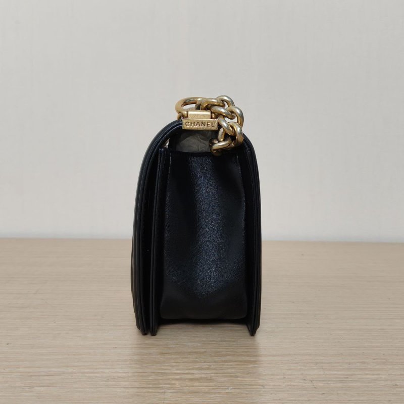 CHANEL Leboy中號25黑色羊皮24開金扣菱格紋肩背包-1