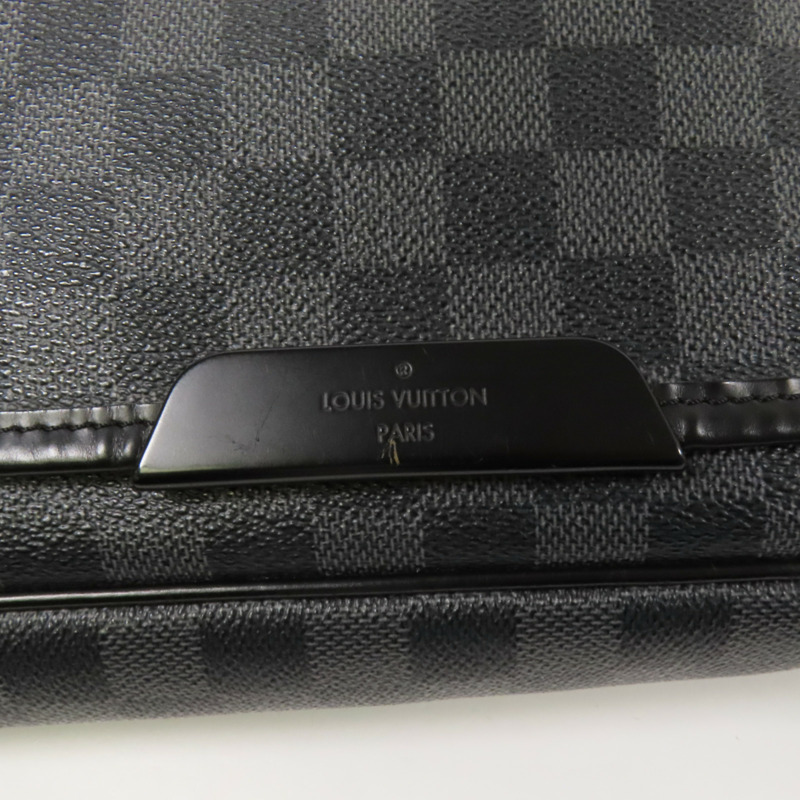LOUIS VUITTON Damier Graghite Daniel MM銀扣肩背袋-8