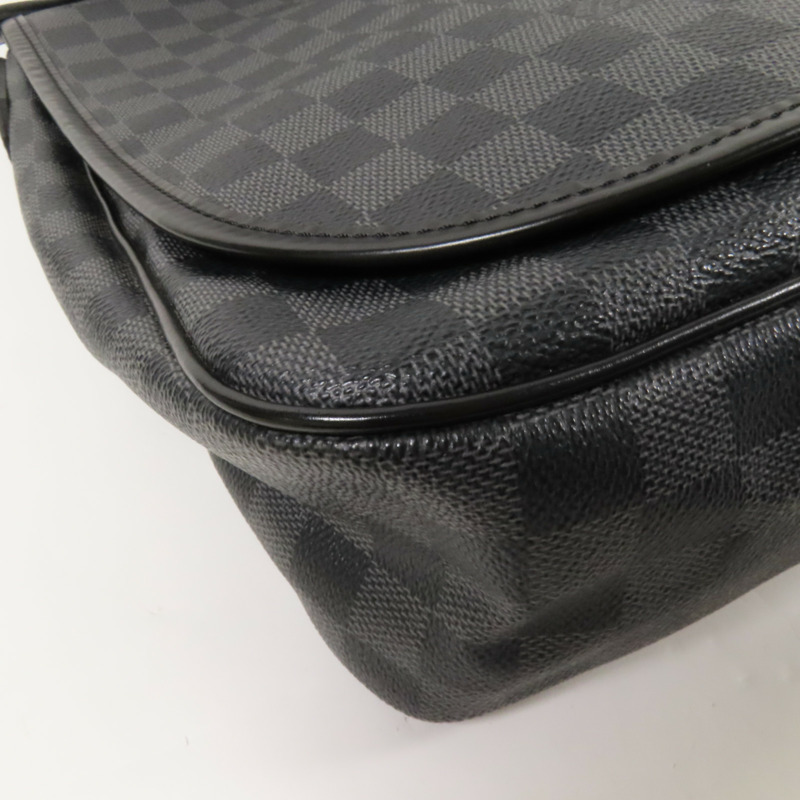 LOUIS VUITTON Damier Graghite Daniel MM銀扣肩背袋-11