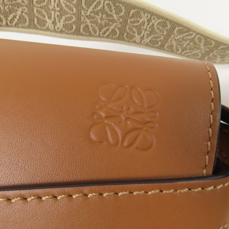 LOEWE 牛皮皮革Mini Gate金扣肩背袋-8