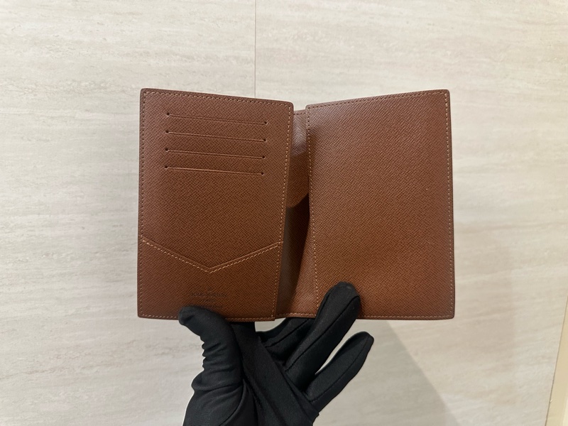 LV 原花內4卡對開護照夾M64502-5