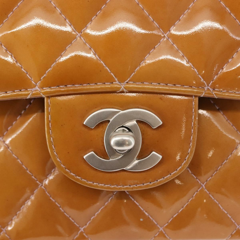 【日本直送】香奈兒 Matelasse 鏈條肩背包 漆皮 米色 銀色 CC 標誌 Auth 147556-18