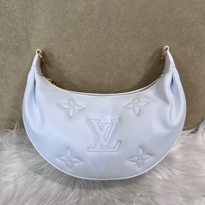 LV Over The Moon 白牛皮壓紋彎月包 近全新-2