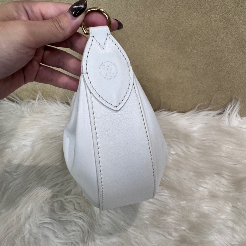 LV Over The Moon 白牛皮壓紋彎月包 近全新-4