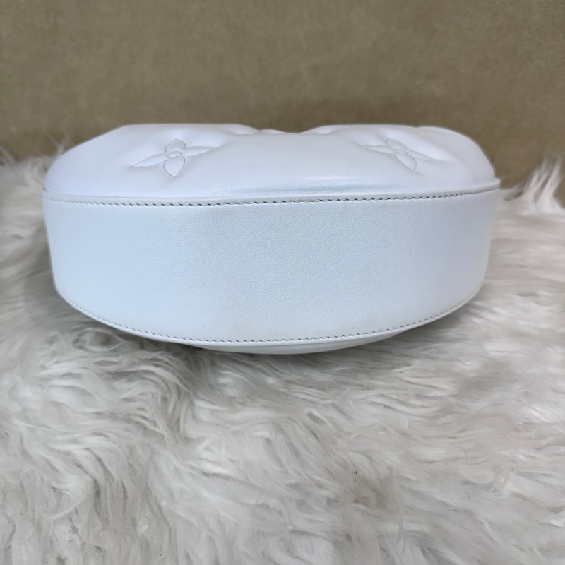 LV Over The Moon 白牛皮壓紋彎月包 近全新-5