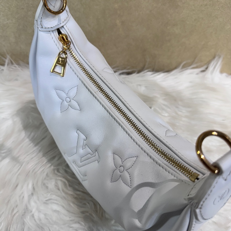 LV Over The Moon 白牛皮壓紋彎月包 近全新-6