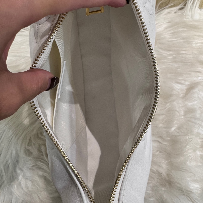 LV Over The Moon 白牛皮壓紋彎月包 近全新-8