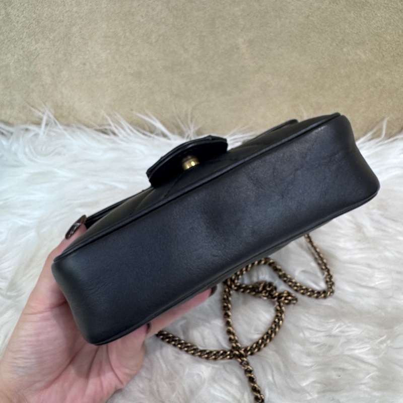 Gucci Super Mini Marmont 黑牛皮霧金斜背包-4