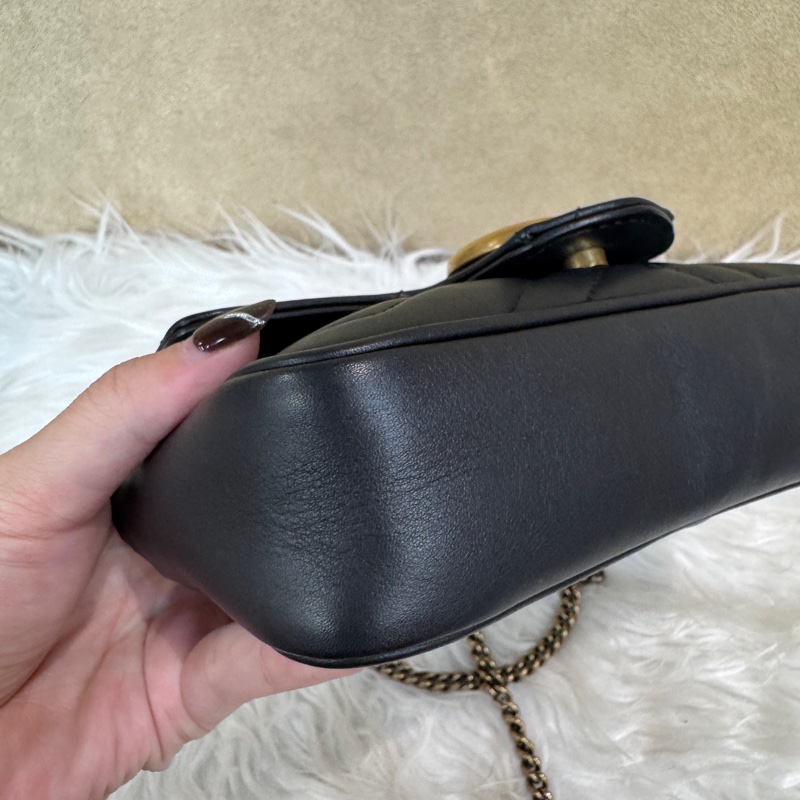 Gucci Super Mini Marmont 黑牛皮霧金斜背包-6