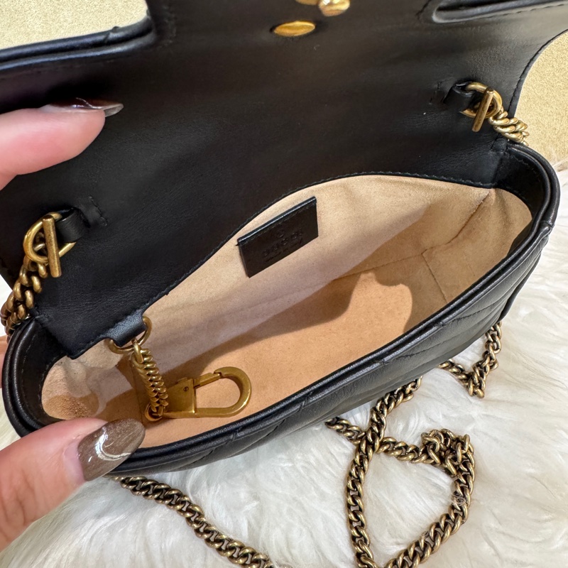 Gucci Super Mini Marmont 黑牛皮霧金斜背包-9